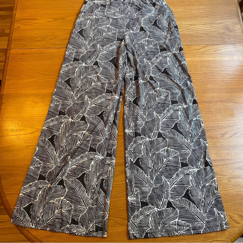 Black and White high-stretch wide leg yoga pants